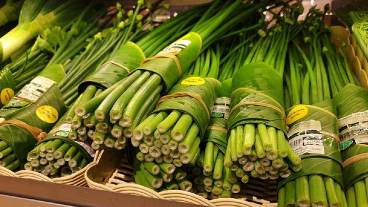 Supermercados asiáticos sustituyen envases de plástico por hojas de banana