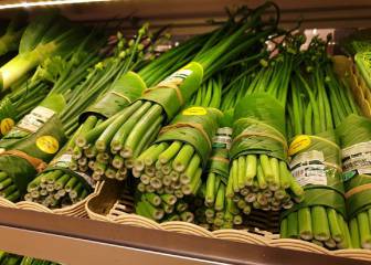 Supermercados asiáticos sustituyen envases de plástico por hojas de banana