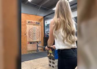 Chica falla 'tiro al blanco' con afilada hacha y casi pierde la cabeza