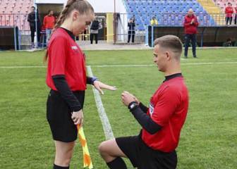 Árbitro de fútbol le pide matrimonio a su colega y se vuelve viral