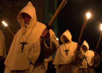 "No es el Ku Klux Klan" la aclaración de una tienda de recuerdos de Semana Santa