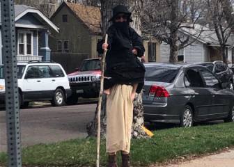 Dos niños en una gabardina, la imagen perfecta para desatar el humor en redes