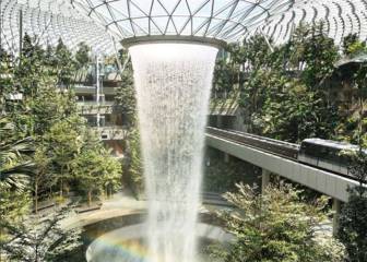 La ‘joya’ del aeropuerto de Singapur: una cascada de 40 metros