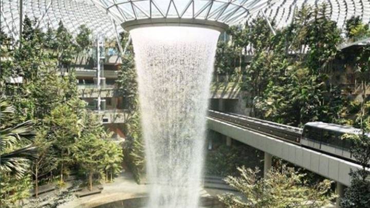 La ‘joya’ del aeropuerto de Singapur: una cascada de 40 metros