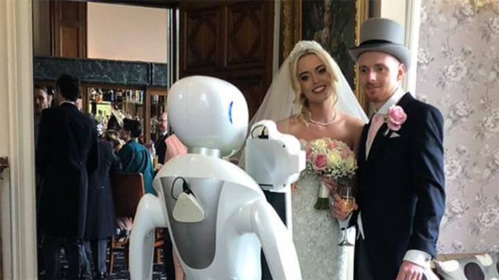 Una pareja contrata un robot para que fotografíe su boda