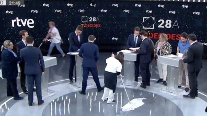 Polémica en las redes tras la imagen de dos limpiadoras en el debate de TVE