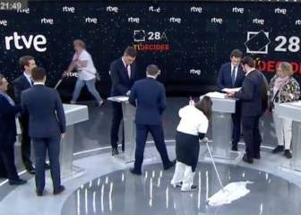 Polémica en las redes tras la imagen de dos limpiadoras en el debate de TVE