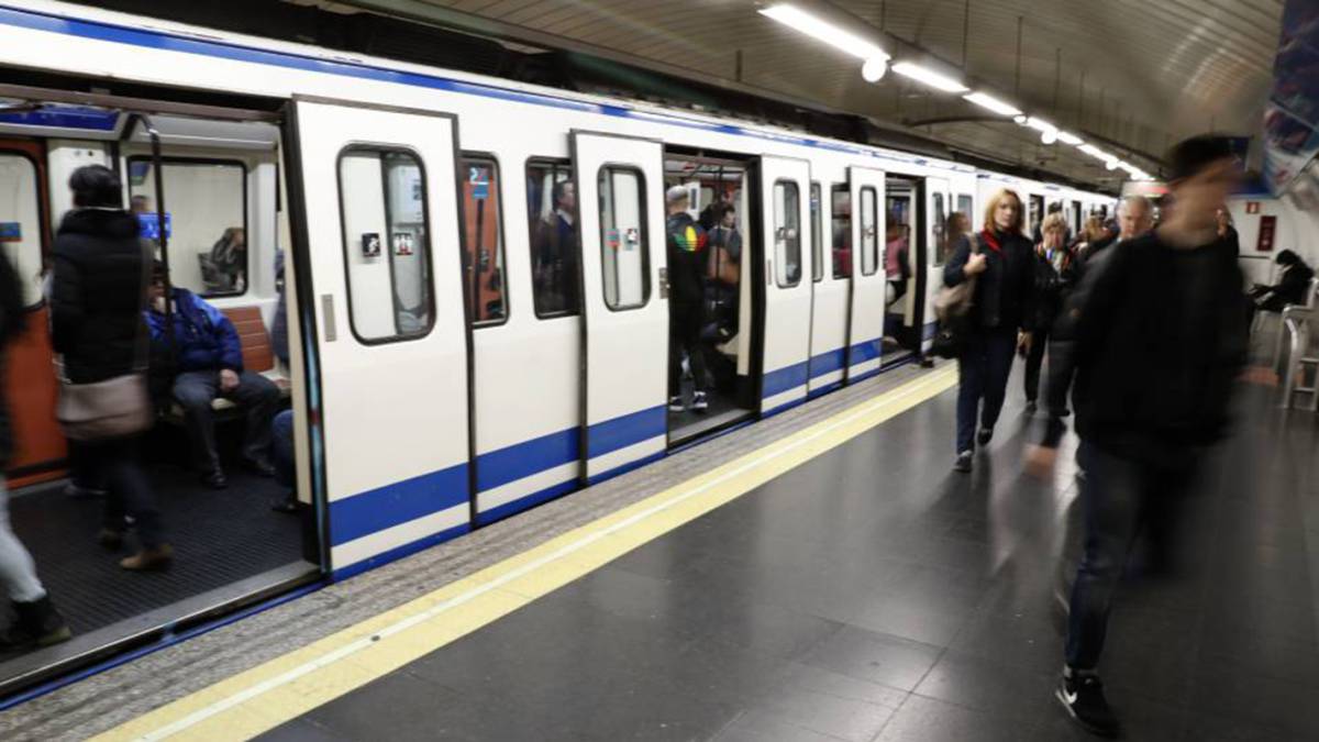 Москва 2026 поезд метро. Метро Мадрида поезда. Поезда метро стильные. Метро Финляндии поезда. Аргентинские поезд метро.