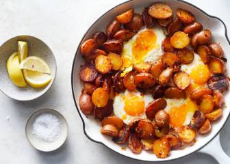 ‘The New York Times’ recomienda los huevos rotos como plato español “delicioso”