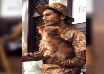 ¡Todo un profesional! El can que triunfa como estatua viviente junto a su dueño