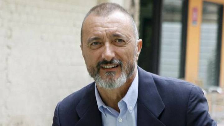 Pérez-Reverte se une a una discusión de pareja en Twitter de la forma más cómica