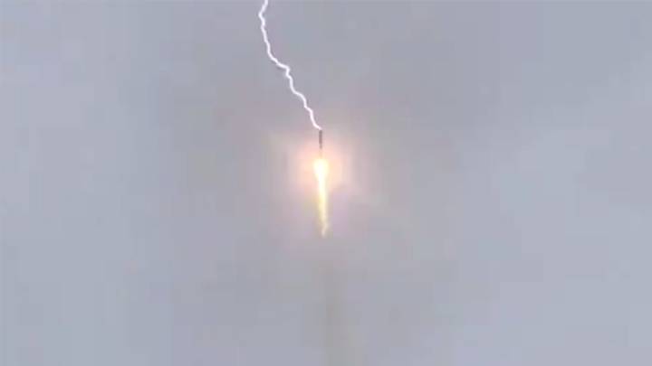 Esto es lo que pasa cuando un rayo atraviesa un cohete espacial ruso en pleno vuelo