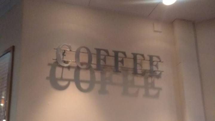 Si en este cartel pone 'Coffee', ¿por qué su sombra muestra algo distinto?