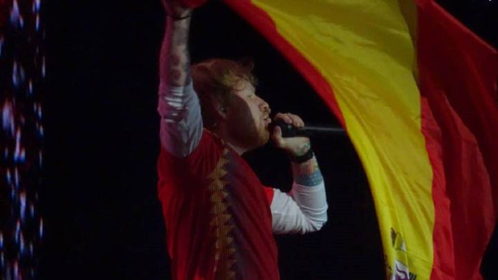 Ed Sheeran cierra su concierto con la camiseta de España y desata los mejores memes