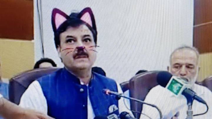 Políticos pakistaníes se dejan el filtro del 'gatito' durante una retransmisión en Facebook
