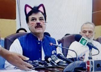 Políticos pakistaníes se dejan el filtro del 'gatito' durante una retransmisión en Facebook