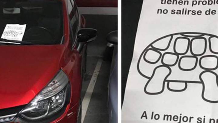 El ingenioso cartel que un conductor se encontró tras ocupar dos plazas de aparcamiento