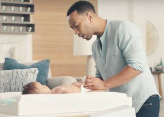 John Legend se une a la iniciativa para instalar cambiadores de bebés en los baños masculinos