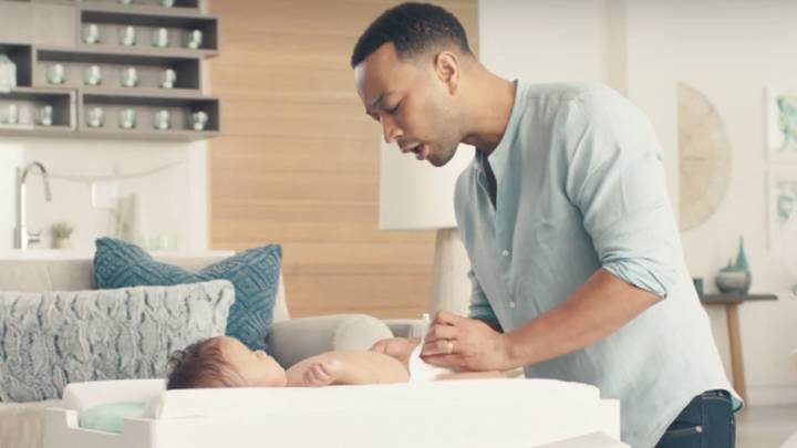 John Legend se une a la iniciativa para instalar cambiadores de bebés en los baños masculinos