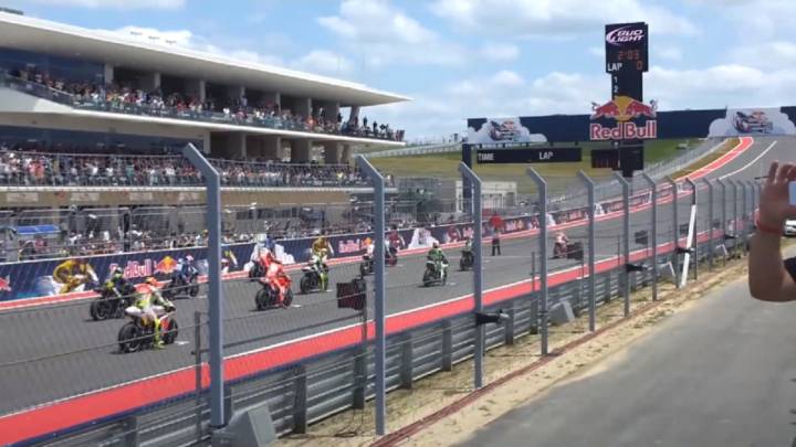 El doblaje más absurdo (pero cómico) de una carrera de motos