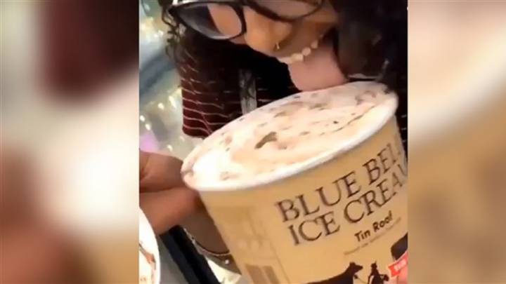 Una chica lame un helado y lo devuelve en el 'super': ahora podría ir a la cárcel