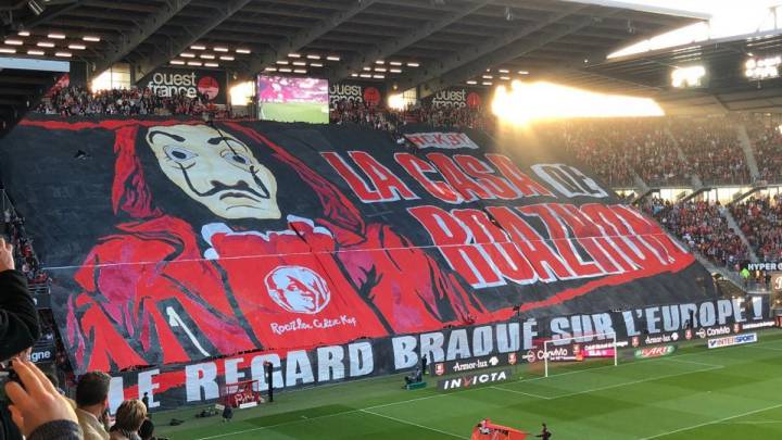 Hinchas del Stade de Rennais exhibiendo el tifo en homenaje a La Casa de Papel antes de un partido de Ligue 1.