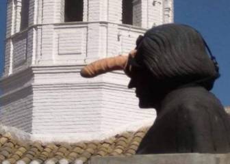 Una estatua de Cristóbal Colón amanece con un pene de plástico en la cabeza