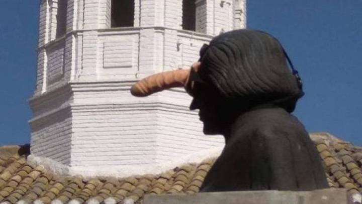 Una estatua de Cristóbal Colón amanece con un pene de plástico en la cabeza