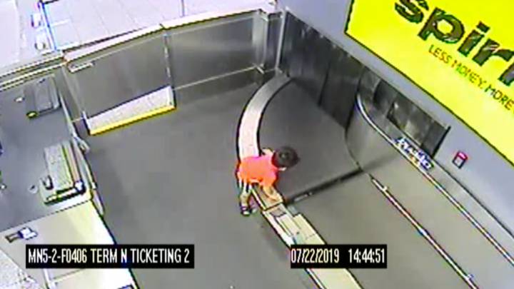 Un niño de 2 años entra en la cinta de las maletas de un aeropuerto