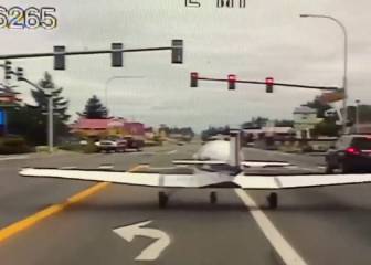 Una avioneta consigue aterrizar con total tranquilidad en mitad del tráfico de una carretera