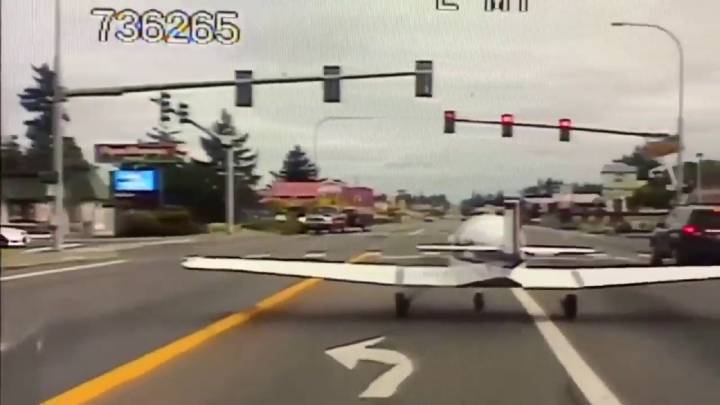 Una avioneta consigue aterrizar con total tranquilidad en mitad del tráfico de una carretera