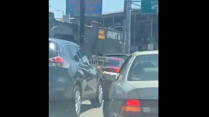 La genial solución de un conductor para lidiar con el tráfico en Los Ángeles
