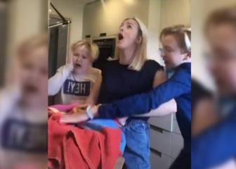 Finge que se corta un dedo y la reacción de sus hijos no tiene pérdida