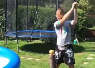 Este niño con una katana se ha convertido en una loca representación del Brexit