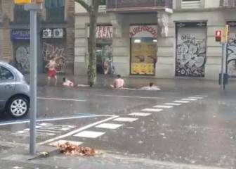 Cuatro chicos 'nadan' en la calle tras las lluvias en Barcelona