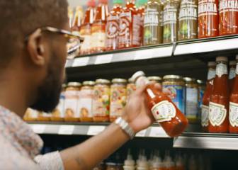 Está es la posición ideal con la que echar ketchup, y no es algo baladí