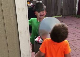 Pegarse en la cara con un cubo de basura: el juego de dos niños que ya es viral