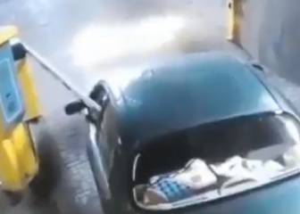 Todo lo que no se debe hacer al salir de un parking es lo que ha hecho este conductor