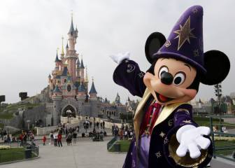 Un hombre desnudo y bajo los efectos de LSD se pierde en Disneyland