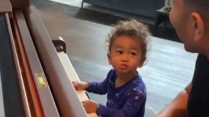 John Legend tocando el piano con su hijo es el vídeo más adorable de hoy