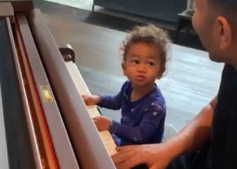 John Legend tocando el piano con su hijo es el vídeo más adorable de hoy