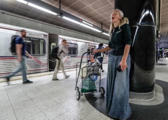 Una cantante del metro sin hogar se hace viral y consigue que le ofrezcan un contrato