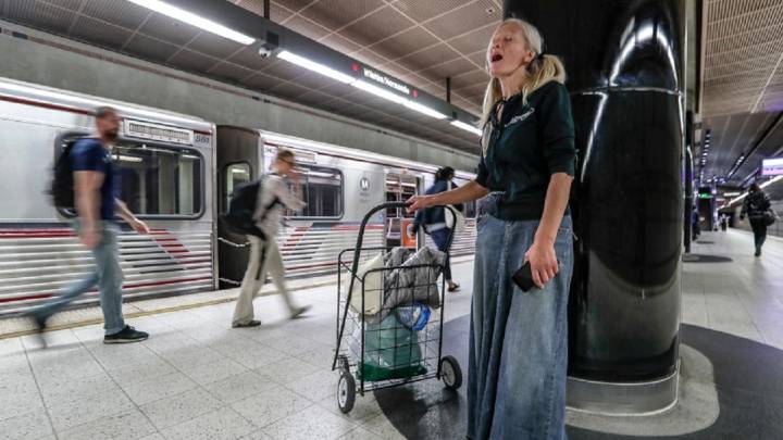 Una cantante del metro sin hogar se hace viral y consigue que le ofrezcan un contrato