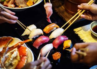 ¿Por qué la comida japonesa y asiática se come con palillos?