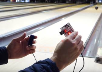 Esta bola de bolos es capaz de cambiar de trayectoria en medio de la pista