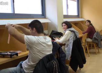 Este youtuber cocina en la biblioteca y las reacciones no tienen desperdicio