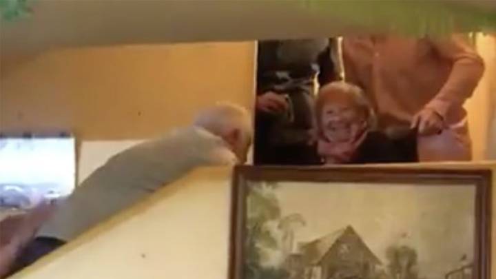Esta abuela arrasa en Twitter por cómo la llevaron a la mesa en Nochebuena