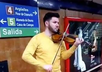 Este violinista del Metro de Madrid arrasa en las redes sociales