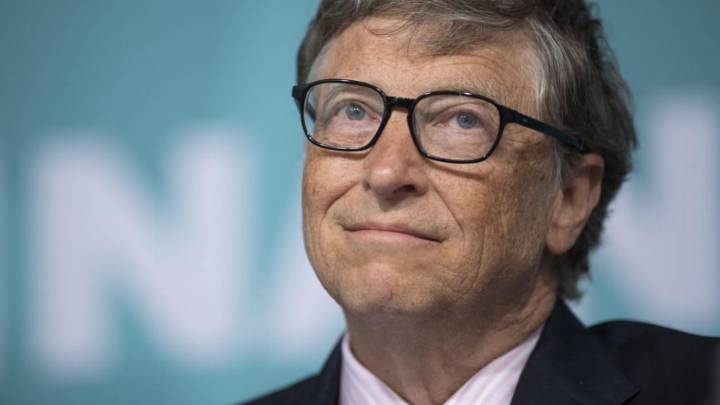 Bill Gates envía un paquete de 36 kilos de regalos a su amiga invisible