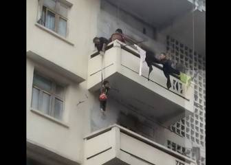 Una abuela cuelga a su nieto por el balcón de un quinto piso para rescatar a su gato